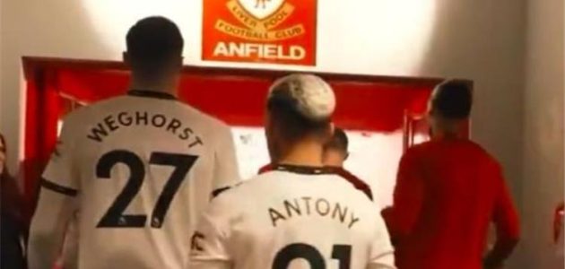فيديو | فيجورست يثير غضب جماهير مانشستر يونايتد بسبب شعار أنفيلد