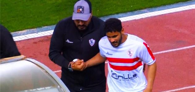 فيديو | عبد الله جمعة يغادر مباراة الزمالك والمصري مصابًا